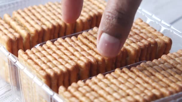 Ručně vybrat celou pšeničnou sušenku na stole , — Stock video