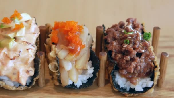 Sushi e cucina tradizionale giapponese in tavola con spazio per copiare, — Video Stock