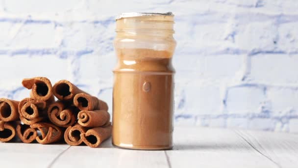 Palitos de canela y canela en polvo — Vídeos de Stock