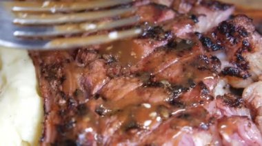  kaburga bifteğine sos koymak orta oranda. 