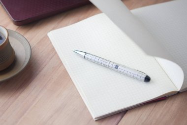 Siyah arkaplan üzerindeki açık not defterinin yüksek açılı görünümü 