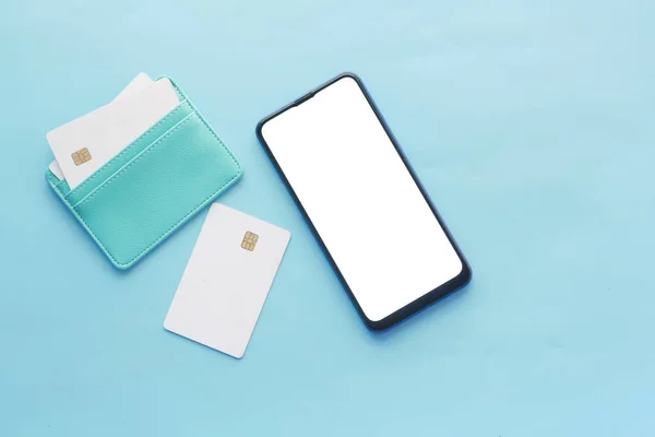 スマートフォンに空の画面クレジットカード青の背景 — ストック写真