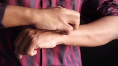 Kaşındıran deriden muzdarip bir adam. Yaklaş..