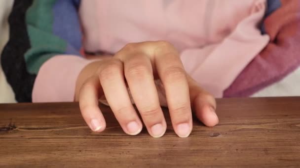 Nervózní mladé ženy ruku na stole — Stock video
