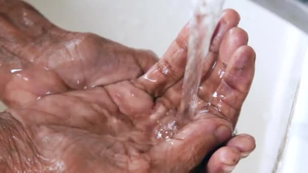 Agua dulce que vierte en la mano de las mujeres mayores — Vídeo de stock