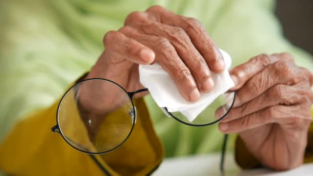 Senior femmes nettoyage des lunettes avec un tissu — Video