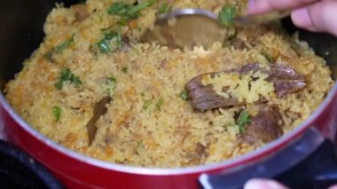  Masadaki kasede koyun eti biryani yemeği. 