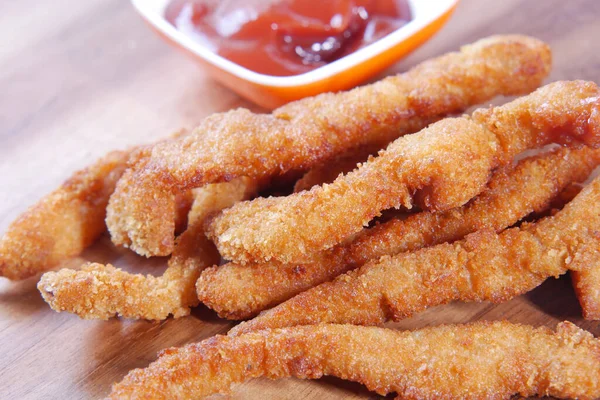 Primer plano de la raya de pollo y salsa en la mesa — Foto de Stock