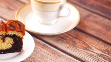 Bir dilim çikolatalı pasta ve bir fincan çay. 