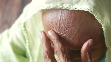 Baş ağrısı çeken yaşlı kadınlar, kapatın. 