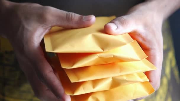 Hand houden geel papier bel envelop — Stockvideo