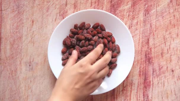 Memilih tangan panggang kacang almond madu — Stok Video