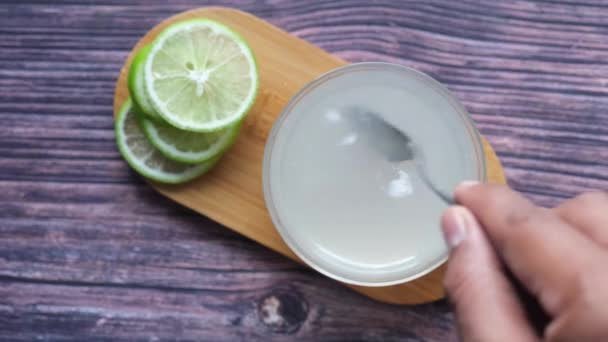 Vista superior de la preparación de jugo de limón en la mesa — Vídeo de stock