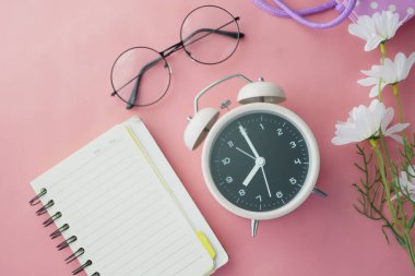 Renk arkaplanındaki eski alarm saati.