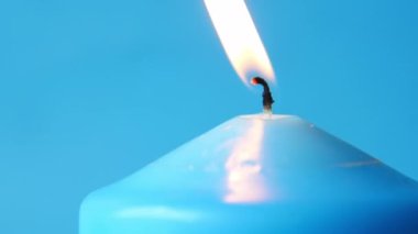 mavi renkli mumlar yavaşça yanıyor..