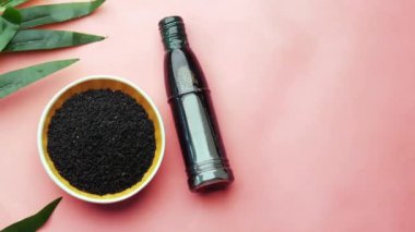 Kapta siyah kimyon, pembe kavanozda yağ. 