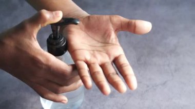 Corona virüsünü önlemek için dezenfekte sıvısı kullanılıyor.