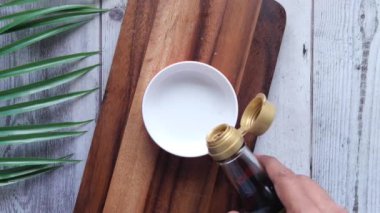 Bir kabın içine dökülen soya sosunun üst görüntüsü 