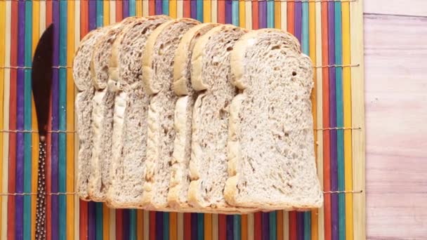 Primo piano di pila di pane al forno su tavolo — Video Stock