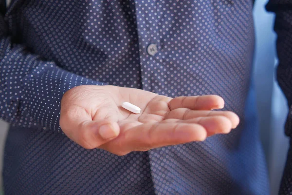 Primer plano de las píldoras de mano del hombre con espacio para copias — Foto de Stock