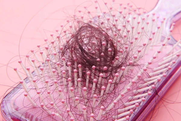 Ένα πινέλο με χαμένα μαλλιά σε ροζ φόντο — Φωτογραφία Αρχείου