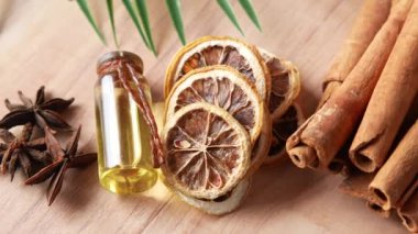 Temel turunçgil yağı, kurutulmuş limon ve baharat. ,