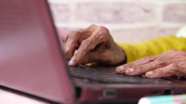 Yaşlı kadınlar klavyede elle yazarlar. 
