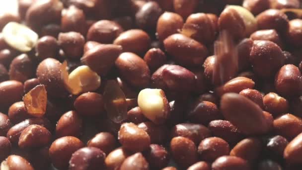 テーブルの上で処理されたエンドウ豆の実の落下の遅い動き — ストック動画