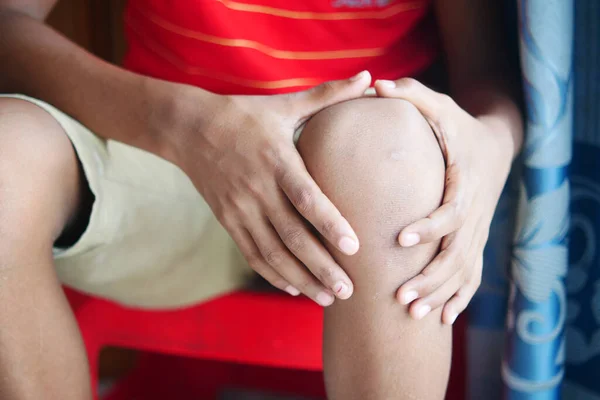 Primer plano en el hombre que sufre dolor en las articulaciones de rodilla —  Fotos de Stock