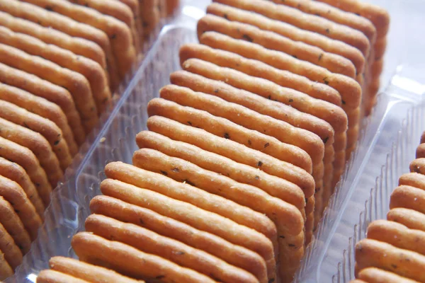 Perto de biscoitos doces na mesa de madeira — Fotografia de Stock