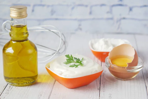 Mayonaise dalam wadah, minyak dan telur di atas meja — Stok Foto