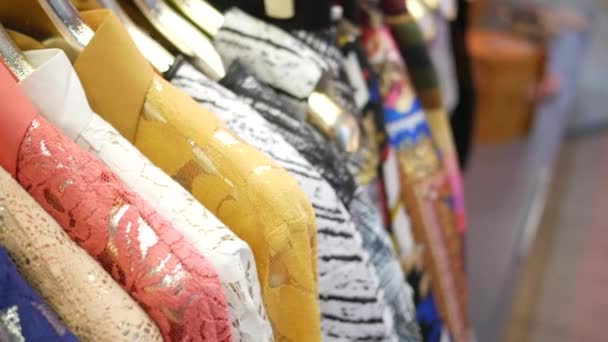 Dámské oblečení displej na prodej v místním obchodě — Stock video