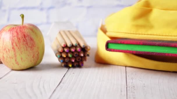 Concepto negro a la escuela con manzana, mochila y lápiz de color en la mesa — Vídeos de Stock