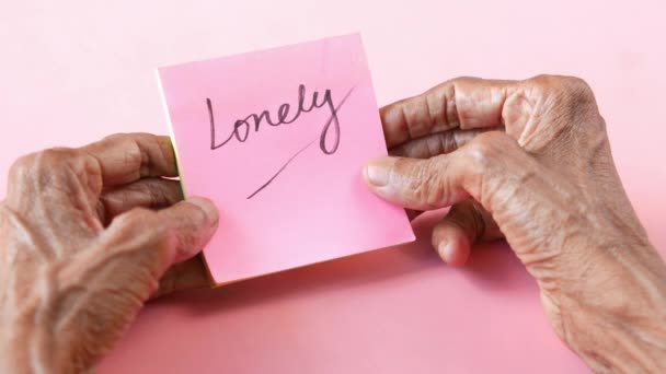 Mulheres seniores mão segurar texto solitário — Vídeo de Stock