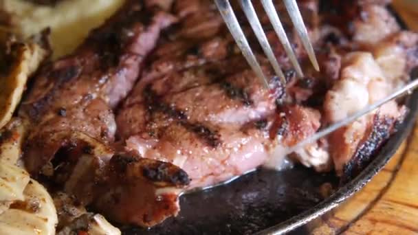Κοπή κρέατος μπριζόλες βοείου κρέατος κοντά — Αρχείο Βίντεο