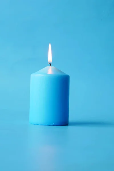 蓝色的蜡烛慢慢燃尽. — 图库照片