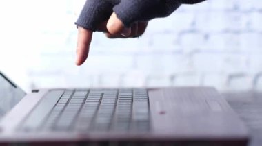 Bilgisayar korsanları laptoptan yavaş çekimde veri çalıyor. 