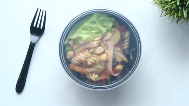 Verse groentesalade in een meeneemverpakking van kunststof — Stockvideo