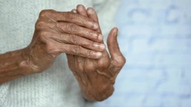 Acıdan muzdarip yaşlı kadın kopyalama alanı ile beyaza izole edilmiş. 