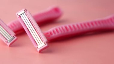 Masadaki pembe renkli jileti kapat ,