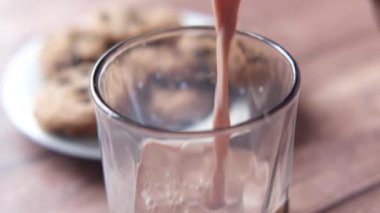 Masada bir bardak çikolatalı milkshake. 