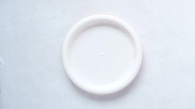 boş plakayı beyaz arkaplana yerleştir 