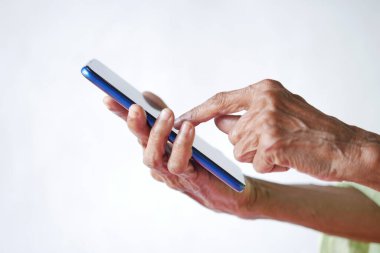  Üst düzey kadınlar akıllı telefon kullanır. Yakın plan. 