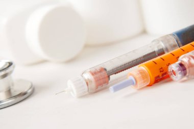 Beyaz arkaplandaki insülin kalemlerini kapat, kapat 