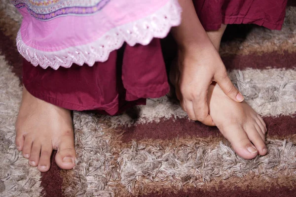 Close-up em mulheres pés e mão massagem no local lesão. — Fotografia de Stock