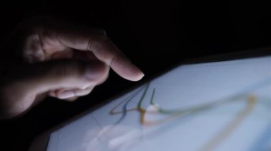 Dijital tablet üzerindeki borsa verileri analiz ediliyor 