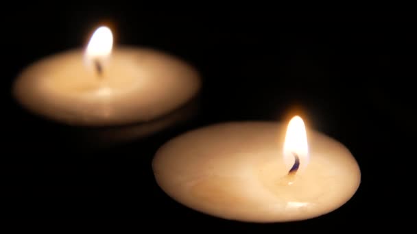 Brennende Kerzen in der Dunkelheit in Nahaufnahme — Stockvideo