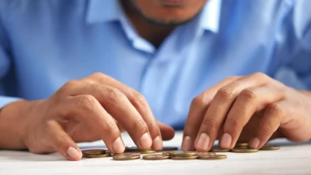 Hombre de negocios agarrando monedas en el escritorio — Vídeo de stock