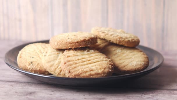 Hand pflücken süße Kekse auf Holztisch — Stockvideo