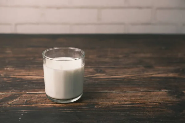 Glas mjölk på bordet med kopia utrymme — Stockfoto